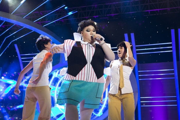 Với sự sáng tạo và thoải mái, tự nhiên, Vương Khang đã có một màn trình diễn vui tươi. Anh đã làm Ban giám khảo, các khán giả đặc biệt là Thanh Thảo, Kyo York cười đến đau ruột khi dõi theo anh ở hàng ghế đầu. Thân hình to lớn dường như không phải là một trở ngại với Vương Khang vì anh luôn làm chủ được cơ thể của mình. Vì vậy tiết mục của anh đã nhận được sự tán thưởng của khán giả vì sư năng động, mang tính giải trí rất cao. Thanh Thảo tâm sự “Cảm ơn Vương Khang đã giúp mình nhìn thấy hình ảnh của mình trên sân khấu qua một tấm gương lồi. Bạn đã rất chịu khó đầu tư cho các trang phục biểu diễn và thể hiện được phong cách biểu diễn của Thanh Thảo trên sân khấu” 