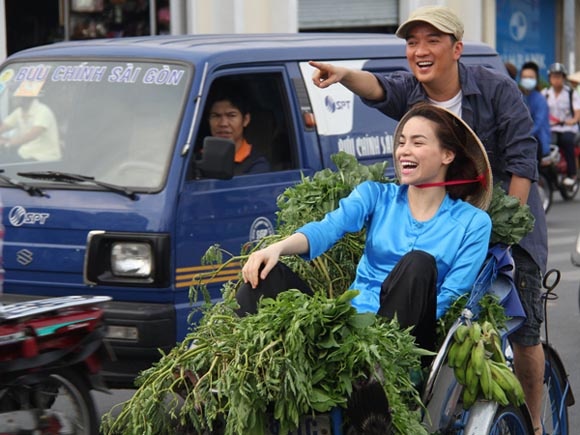 2 ngôi sao vốn gắn liền với hình ảnh trau chuốt Đàm Vĩnh Hưng và Hồ Ngọc Hà hóa thân thành những người nông dân giản dị trong bộ ảnh cho dự án Tôi yêu thành phố tôi do nhóm nhạc V.Music tổ chức. 