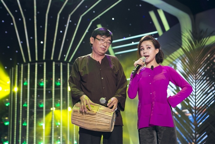 Với chất giọng ngọt ngào giống Tài Linh và sự duyên dáng, Vy Oanh đã có một tiết mục rất đáng yêu. Phần trình diễn của cô còn có sự trợ diễn của ca sĩ Đình Văn. Giám khảo Hoài Linh nhận xét “Tôi nhìn thấy được sự thùy mị của Vy Oanh qua hình ảnh chiếc áo bà ba. Câu nói “Phải không đó” của em rất giống với chị Tài Linh. Anh chỉ nhắc em phải có động tác bước lên xuồng phải giống hơn nữa”