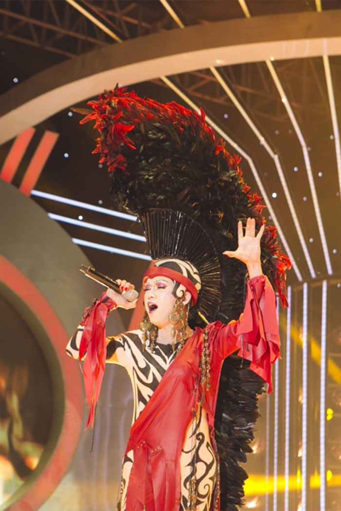 Minh Thuận hoá thân thành Cher trình diễn ca khúc Bang Bang. Anh kỹ lưỡng chuẩn bị chiếc mũ phục trang được kết bởi những chiếc lông gà tuyệt đẹp và nặng đến 5kg. 