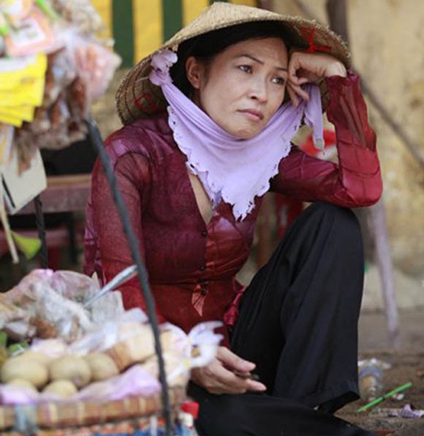 Nữ ca sĩ Phương Thanh vào vai người phụ nữ lam lũ nghèo khổ kiếm sống bằng bán hàng ăn vặt. Nhân vật được lấy tên từ biệt danh Chanh của Phương Thanh. 