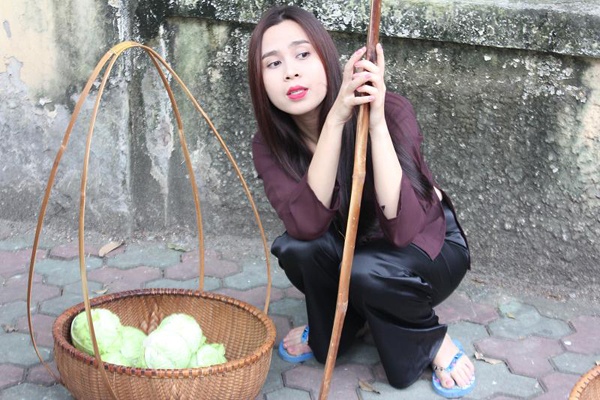 Chương trình Sao Online mang đến trải nghiệm thú vị cho Lưu Hương Giang khi thực hiện một phóng sự về biệt danh Cải Bắp của cô. Trong một clip hài, giám khảo The Voice Kid đóng vai một cô gái nông thôn với áo nâu sòng giản dị, vác quai gánh lên thành phố bán cải bắp. 