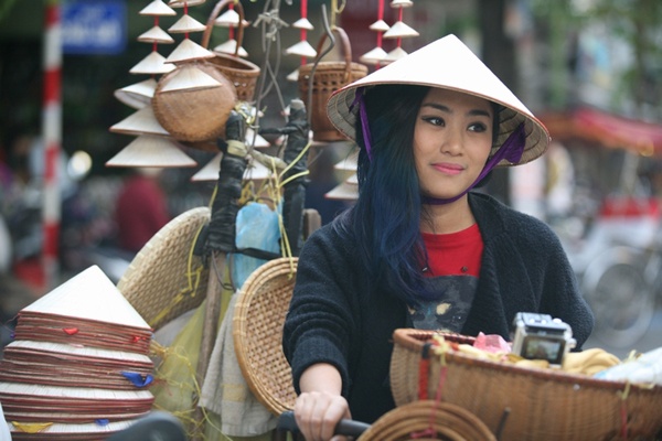 Cũng trong chương trình Sao Online phát sóng hồi tháng 3 đầu năm nay, ca sĩ trẻ Nhật Thu vào vai người bán rong bán đồ tre đan ở phố cổ Hà Nội. 