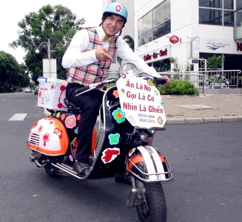 Hiếm có người bán rong sành điệu như ca sĩ Đan Trường. Trong phim của ông bầu Phước Sang, anh Bo vào vai một chàng trai mưu sinh bằng nghề bán kem dạo trên chiếc xe vespa được trang trí khá bắt mắt, rực rỡ cùng tấm biển quảng cáo khá bạo miệng: 