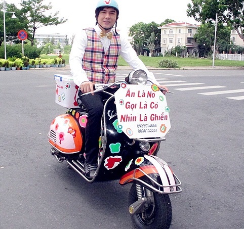 Riêng “chàng bán kem” cũng ăn diện bảnh bao không kém. 