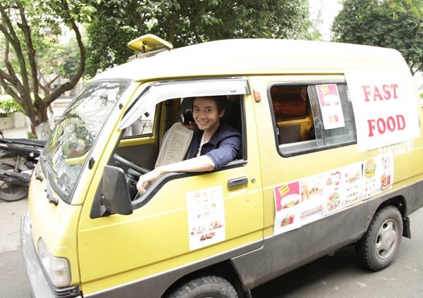 Tháng 4 năm ngoái, Ngô Kiến Huy tung ra MV mới Làm sao để thương, anh vào vai một chàng trai bán bánh mỳ trong một chiếc xe tải nhỏ xinh xắn. 