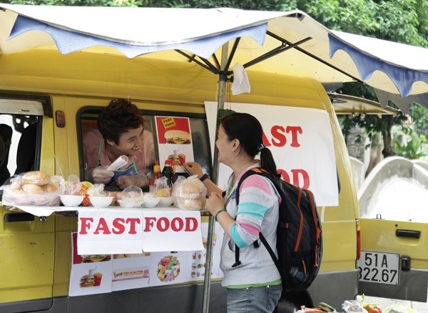 Quán ăn fast food di động luôn thu hút khách nhờ lối bán hàng thân thiện, vui vẻ của ông chủ trẻ. Anh chàng bán bánh mỳ còn có mối tình sâu đậm với một cô gái cặp kè với đại gia, sau nhiều khó khăn họ mới đến được với nhau.