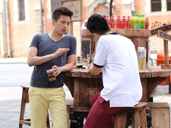 Sang tới bộ phim Thần tượng ra mắt năm ngoái,  Ngô Kiến Huy quay trở lại “nghề cũ” là bán nước di động bằng một chiếc xe 3 bánh. 