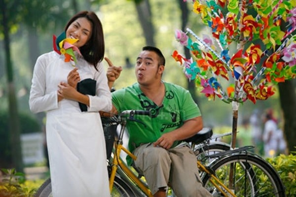 Cũng trong Bỗng dưng muốn khóc còn có Hiếu Hiền vào vai người bạn thân của Trúc. Hiếu Hiền làm nghề bán chong chóng dạo bằng xe đạp. Dù là vai phụ nhưng Hiếu Hiền nhận được sự yêu mến của đông đảo khán giả. Anh tiếp tục lặp lại vai diễn này trong bộ phim mới Vừa đi vừa khóc  của đạo diễn Vũ Ngọc Đãng.