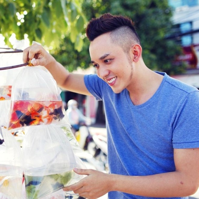 Vừa đi vừa khóc còn có nhân vật anh chàng Lố điển trai và si tình hàng ngày lái xe máy đi bán cá dạo. Vai diễn thú vị này được diễn viên La Quốc Hùng thể hiện cũng gây được ấn tượng tốt đẹp với người xem. 