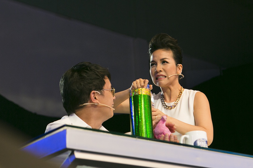 Lần đầu tiên trong chương trình Gương mặt thân quen, Ban giám khảo đã biểu diễn một tài năng làm ảo thuật vô cùng điêu luyện trước mặt khán giả. Mở đầu là giám khảo Đức Huy trong màn ảo thuật từ chiếc khăn hồng biến thành một con bồ câu trong nháy mắt. 