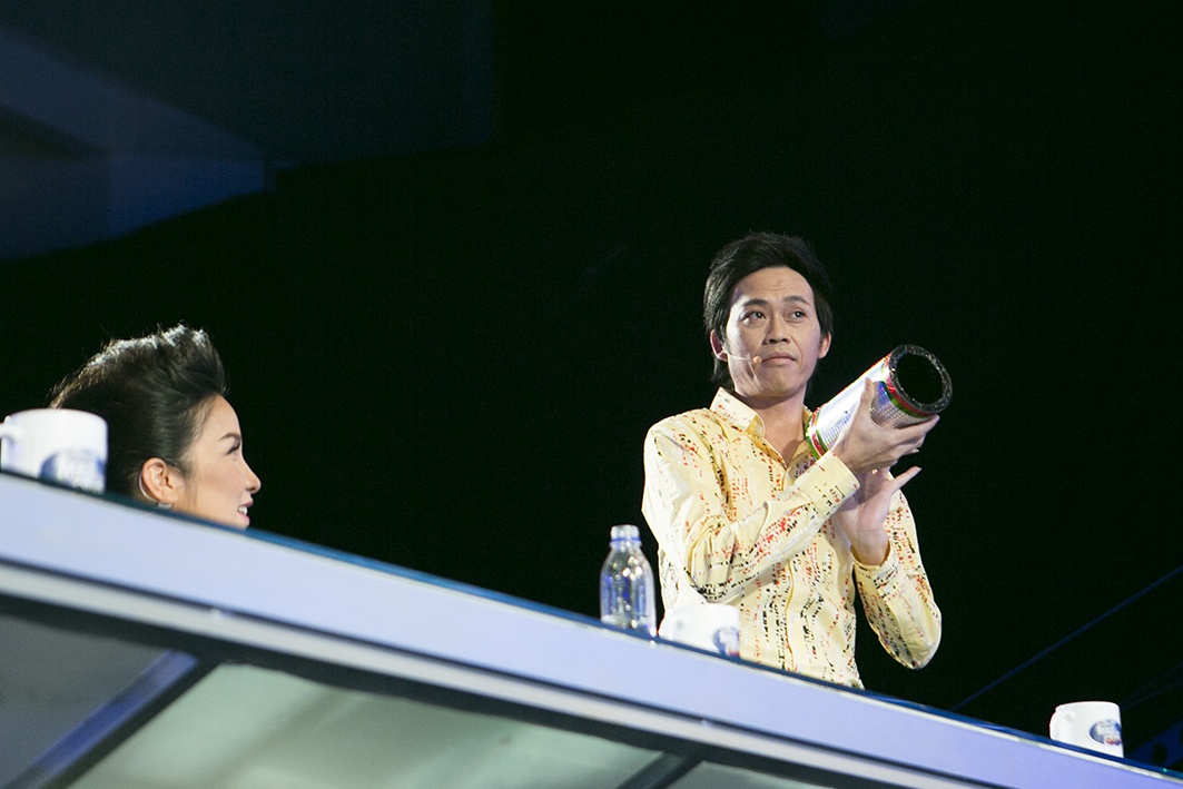 Riêng Hoài Linh đã mượn con chim bồ câu hồng rất dễ thương của Đức Huy để biến hóa thành một con rắn dài khiến giám khảo Mỹ Linh và các khán giả được một phen hú vía.