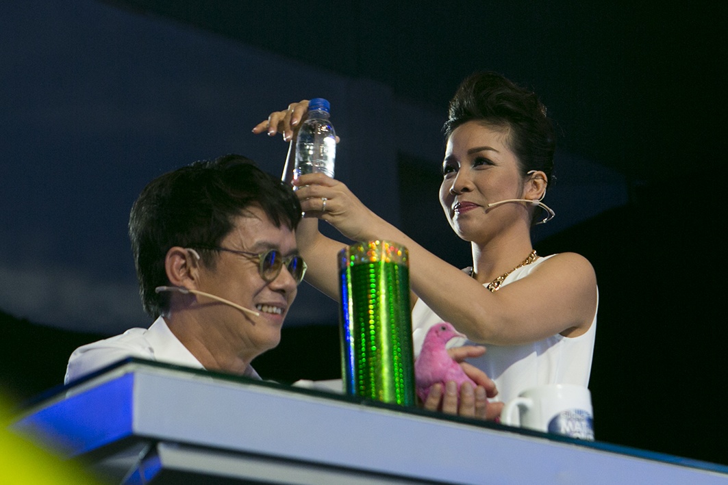 Tiếp theo sau, Mỹ Linh cũng đã thể hiện khả năng kì lạ khi có thể điều khiển được dòng nước trong chai lúc chảy lúc ngừng vô cùng bí ẩn. 