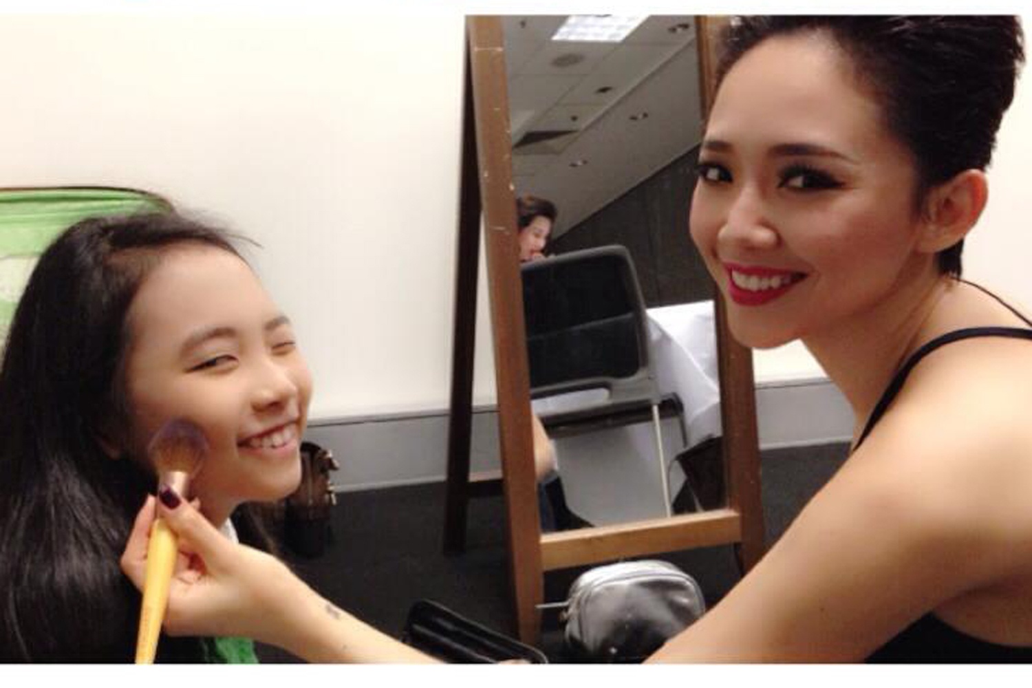 Toc Tien khoe anh trang diem cho Phuong My Chi tai Uc hinh anh