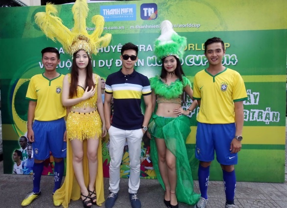 Hồ Vĩnh Khoa dự tiệc với trang phục năng động.