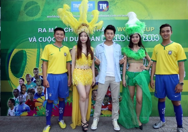 Gần đây, Harry Lu gây được sự chú ý bởi tin đồn tình cảm với Hoàng Thùy Linh.