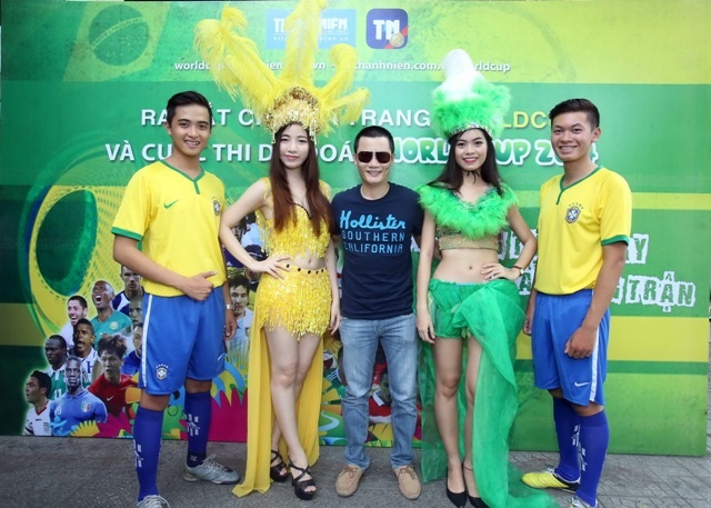 Đặc biệt, hai ca sĩ Phương Thanh và Hoàng Bách sẽ tham gia vào chuyên trang World Cup 2014 bằng cách chính mình phụ trách các chuyên mục Nhà tiên tri và Chém gió, hai chuyên mục mà theo đại diện của Thanh Niên Online là rất được tâm đắc. Chia sẻ về “nhiệm vụ mới” của mình tại mục Chém gió, ca sĩ Hoàng Bách cho biết: “Vốn là một người mê bóng đá, dĩ nhiên Bách cũng đang rất hào hứng chờ đến World Cup. Qua chuyên mục này, Bách mong sẽ được cùng chia sẻ với mọi người những quan điểm, bình luận về từng trận đấu hấp dẫn sắp tới”. 
