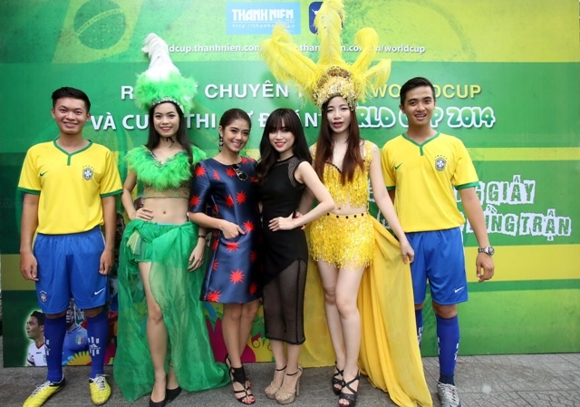 Ngọc Thảo chụp hình cùng VJ Phương Linh.