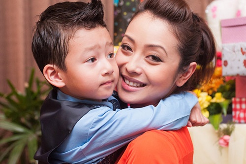 Nhung gai hai con trong mon con mat cua showbiz Viet hinh anh