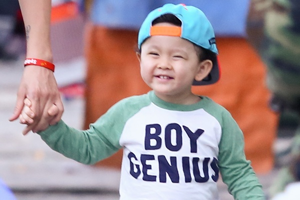 Tim dua con trai cung dao pho ngay vang me hinh anh