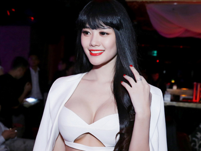 My nhan Viet bat ngo gay chu y voi vong mot 'khung' hinh anh