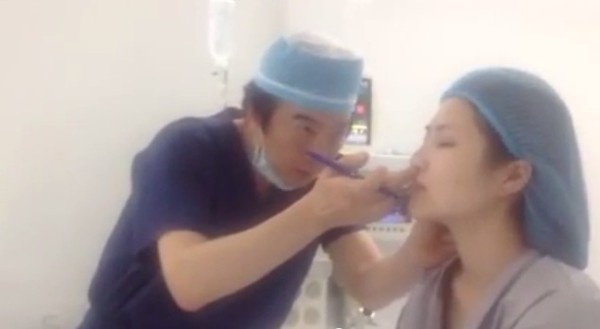 Giữa tháng 3 đầu năm nay khi vẫn còn gây tranh cãi vì bức tâm thư gửi người thầy Thu Minh thì Hương Tràm vướng vào scandal dao kéo. Trên mạng bất ngờ xuất hiện một video ghi lại cảnh giải phẫu thẩm mỹ ở một trung tâm làm đẹp và người nằm trên bàn mổ khá giống với quán quân The Voice. Ngay sau đó Hương Tràm lên tiếng thừa nhận người trong clip là cô. 