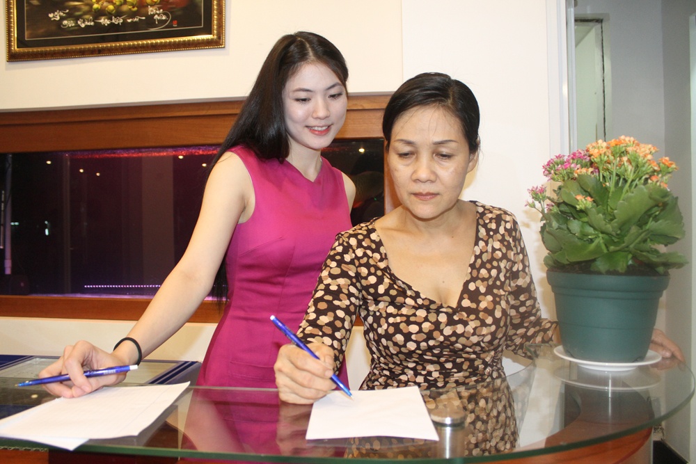 Me va ban gai ho tro Tien Dung (The Men) mo nha hang hinh anh