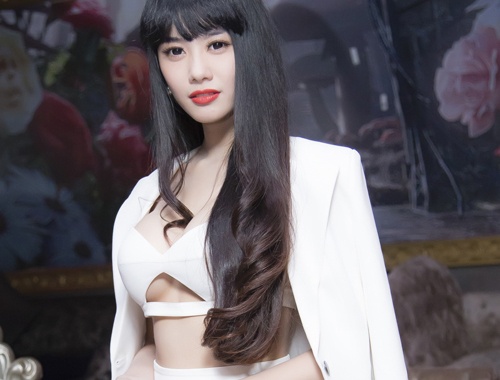 Sao Viet nang nguc, don cam gay xon xao nua dau nam 2014 hinh anh