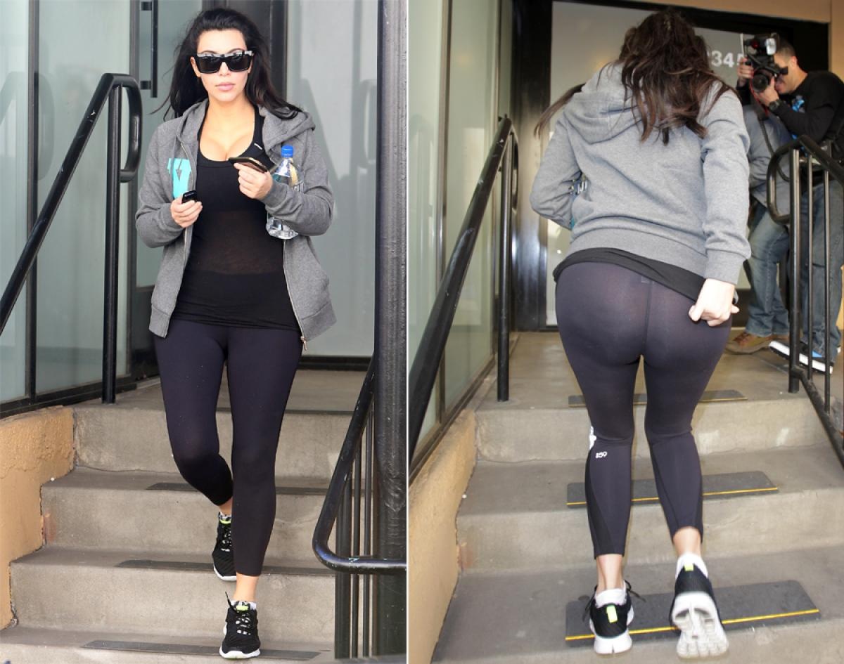 Ngôi sao truyền hình Kim Kardashian diện quần legging đi tập gym mà vô ý không mặc nội y. Bí mật của cô bị cánh săn ảnh phát hiện, Kim ngượng ngùng kéo áo khoác để che đậy vòng 3.