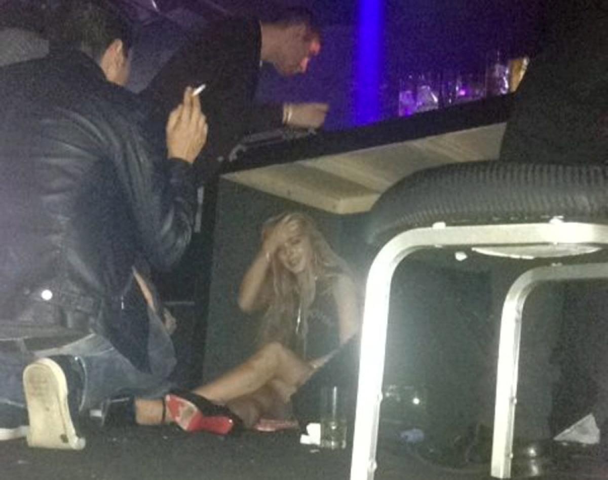 Trong chuyến đi tới Sao Paulo, Brazil sau khi trình diện ở tòa, Lindsay Lohan tiếp tục bị bắt gặp tiệc tùng. Tại một bữa tiệc, hình ảnh Lindsay say xỉn ngồi dưới gầm bàn trong một quán bar cho thấy cô vẫn ngựa quen đường cũ.