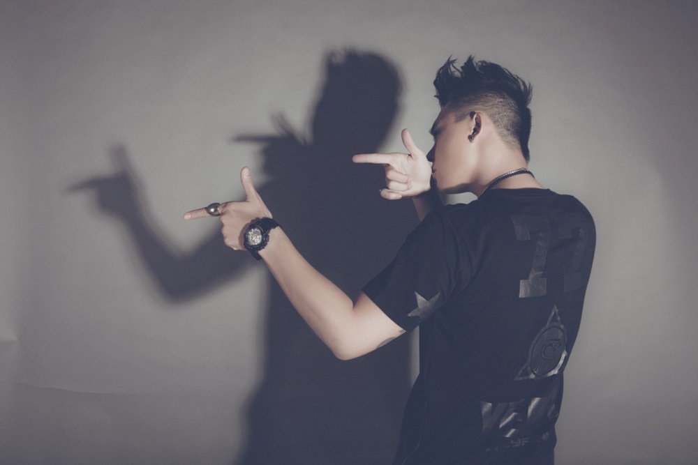 Tuy nhiên, không phải vì vậy mà Xuân Lân từ bỏ niềm đam mê với con đường âm nhạc. Mới đây, Xuân Lân đạ cho ra mắt Mv mang tên ‘Nhắm Mắt’ đây là dự án âm nhạc với thông điệp ý nghĩa ‘Khi bạn nhắm mắt lại, bạn sẽ nhìn mọi thứ bằng cả trái tim”