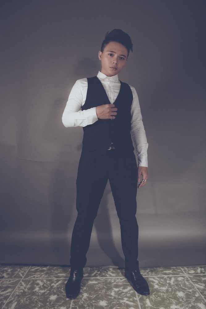 Chia sẻ về dự án âm nhạc này Xuân Lân cho biết “Trong thời gian gần đây, không ít những câu chuyện đời thực liên quan đến các bạn đồng tính nữ. Tuy cộng đồng và xã hội đã có cái nhìn cởi mở hơn nhưng chính người trong cuộc vẫn chưa sãn sàng mở lòng để đón nhận những chuyển biến trong tâm lý, tình cảm của mình. Chính vì vậy mà Lân và các bạn trong nhóm 5Films đã suy nghĩ và nảy ra ý tưởng quay Mv Nhắm Mắt với thông điệp ý nghĩa này”