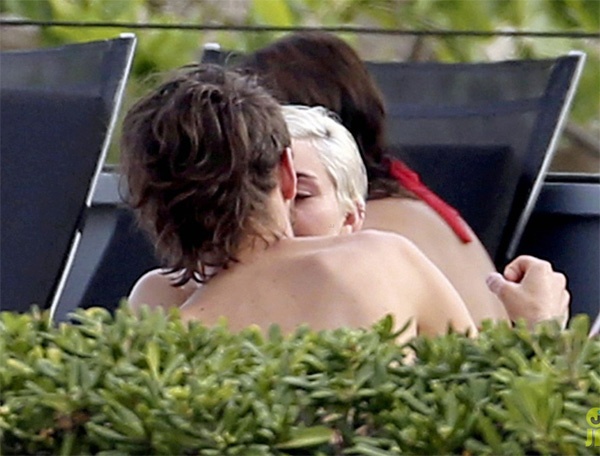 Ngôi sao trẻ thân mật với một người bạn nam. Kể từ sau khi chia tay Liam Hemsworth, Miley chưa hẹn hò người mới mà chỉ tập trung vào công việc. 