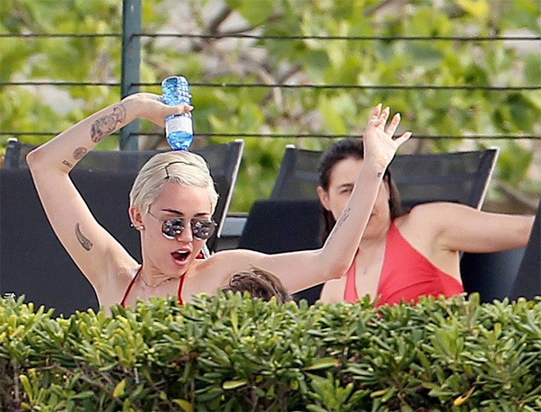 Từ một ngôi sao tuổi teen trong sáng, Miley đã có cuộc “lột xác” ngoạn mục thành gái hư. Cách đây vài ngày, trong một show diễn ở Ý, Miley khiến fan của cô bạn đồng nghiệp Selena Gomez nổi giận khi vứt tấm bìa in hình Selena trên sân khấu lúc cô đang hát bài FU. 