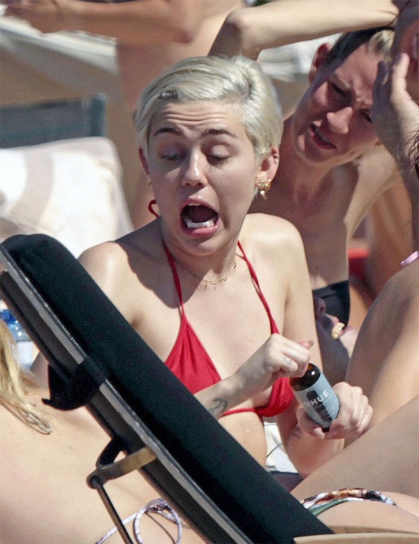 Đã quen với việc bị chỉ trích, giọng ca We Can’t Stop tuyên bố không quan tâm đến dư luận. Gần đây trong lúc đi tour, ngôi nhà ở Los Angeles của Miley bị đột nhập và lấy đi xe ô tô lẫn nữ trang, cảnh sát đã bắt được thủ phạm là một cặp đôi trẻ. 