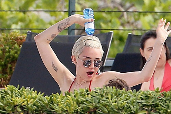 Miley Cyrus mac bikini nhay nhot hinh anh