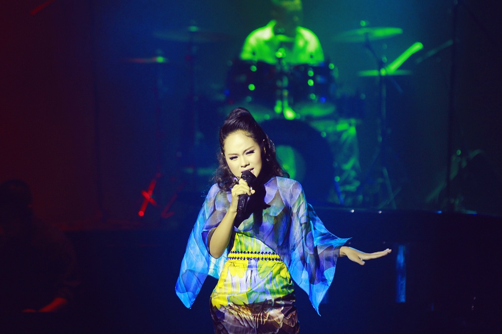 Hoàng Quyên lần lượt thể hiện các ca khúc trong album Cửa thơm mùi nắng: Ngày em ra đời, Gió mùa về