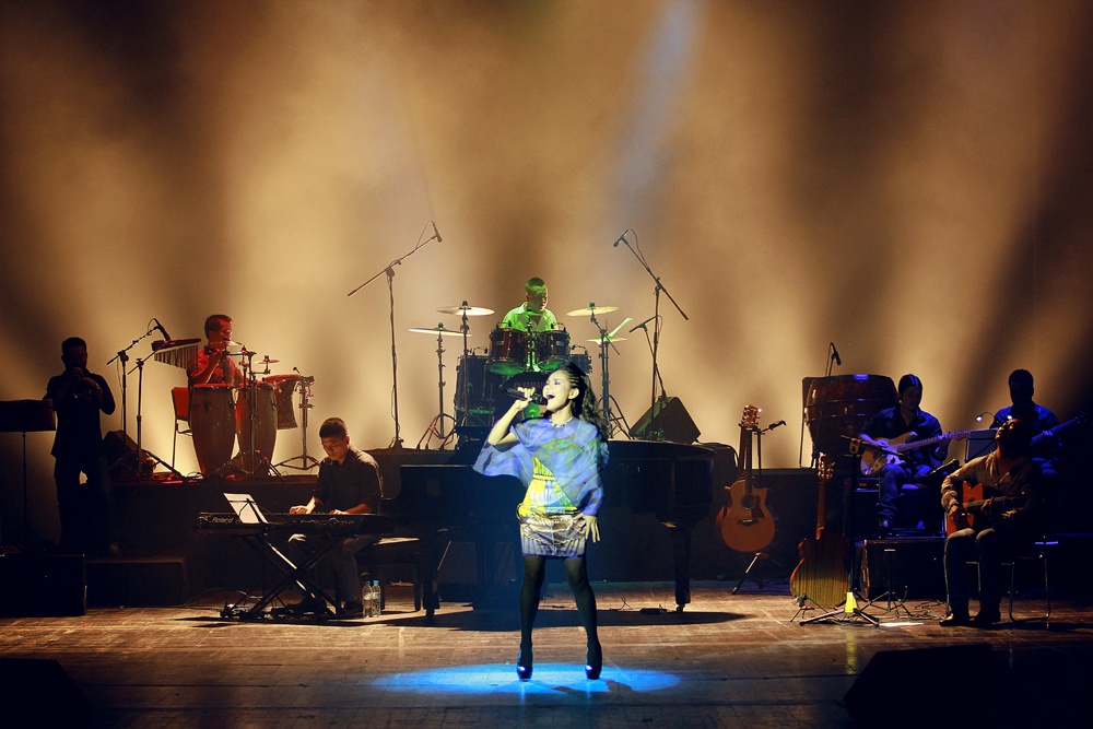 Hoàng Quyên tiếp tục thăng hoa cùng Em và đêm, giọng hát trầm hiếm có, cách xử lý thông minh tinh tế đã giúp cô chiếm trọn tình cảm của khán giả trong khán phòng.