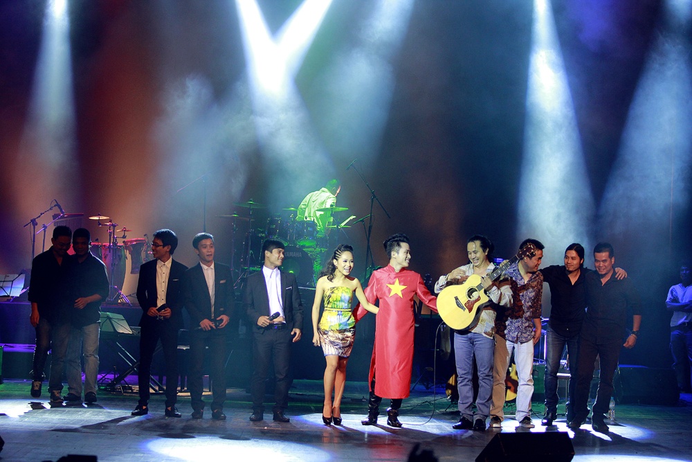 Kết thúc chương trình là màn kết hợp của bộ ba : Lê Minh Sơn – Tùng Dương – Hoàng Quyên với một ca khúc rất nổi tiếng Người ở người về.