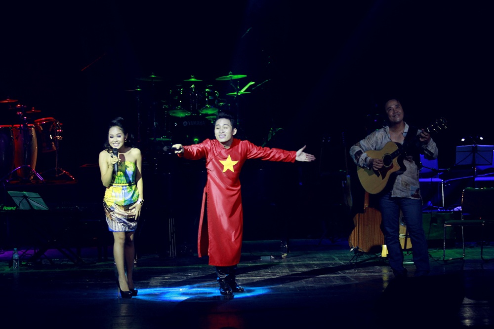 Tùng Dương cũng dành những lời khen ngợi đến Hoàng Quyên và Hoàng Quyên cũng tiết lộ rằng rất vui vì có dịp song ca cùng thần tượng của mình.