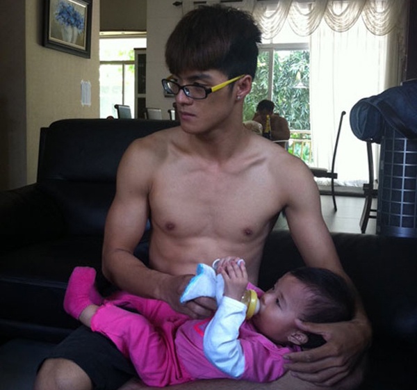 Sinh năm 1989, Lâm Vinh Hải lập gia đình ở tuổi 22 - được coi là quá trẻ so với cánh mày râu và không lâu sau làm bố của một bé gái. Trước đó, anh và vợ - cũng là người trong nghề, đã có 3 năm yêu và tìm hiểu về nhau. 