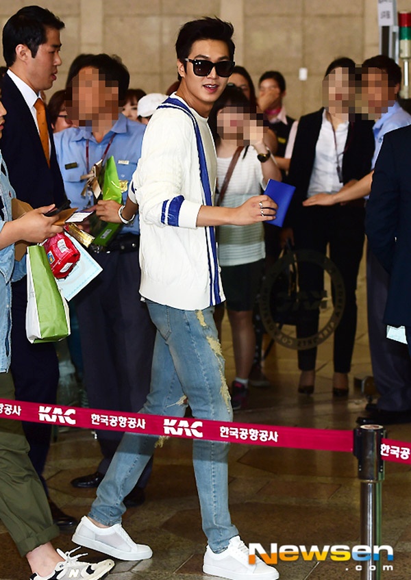 Ngày hôm nay (15/6), Lee Min Ho có mặt ở sân bay Gimpo đáp chuyến bay tới Bắc Kinh, Trung Quốc để chuẩn bị tham dự buổi họp fan sẽ diễn ra vào ngày 16/6. 
