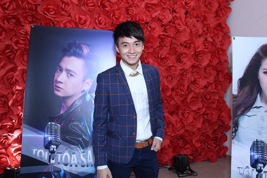 Ngô Kiến Huy: 24 tuổi. Không như những ông bố showbiz, khán giả biết tới tin Ngô Kiến Huy làm bố qua scandal lớn vào đầu năm 2012. Sau tin đồn có con ngoài giá thú với ca sĩ Thụy Anh – em gái Thanh Thảo được lan truyền, Ngô Kiến Huy đã lên tiếng thừa nhận, khi đó anh sắp bước sang tuổi 24. 