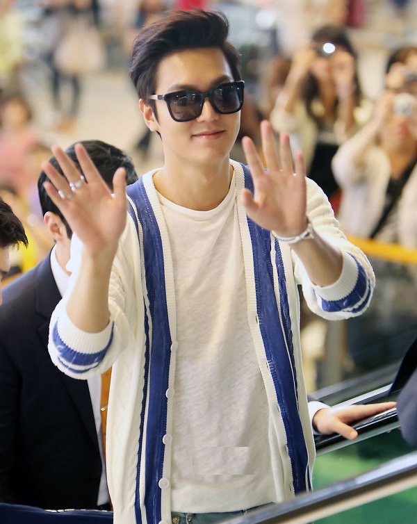 Mỹ nam The Heirs gây chú ý bởi vẻ điển trai, anh diện áo thun và áo khoác nhẹ màu trắng, quần jeans rách phủi bụi và giầy thể thao. Trong lần xuất hiện mới, Lee Min Ho thay đổi kiểu tóc ngắn và trẻ trung, hiện đại hơn trước. 