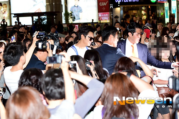 Một rừng fan nữ đã chờ sẵn Lee Min Ho ở sân bay, anh bị “bao vây” và phải nhờ tới hỗ trợ của vệ sỹ. Mặc dù đám đông hỗn loạn nhưng nam diễn viên trẻ liên tục nở nụ cười và vẫy chào người hâm mộ trước khi vào phòng chờ. 