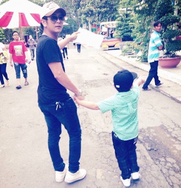 Năm 2006 họ bắt đầu nhắn tin qua lại trong khoảng 1 năm thì gặp gỡ và chính thức hẹn hò. Trong hơn 5 năm chung sống, có thời điểm vợ chồng Hùng Thuận gặp sóng gió nhưng cuối cùng đã vượt qua. 