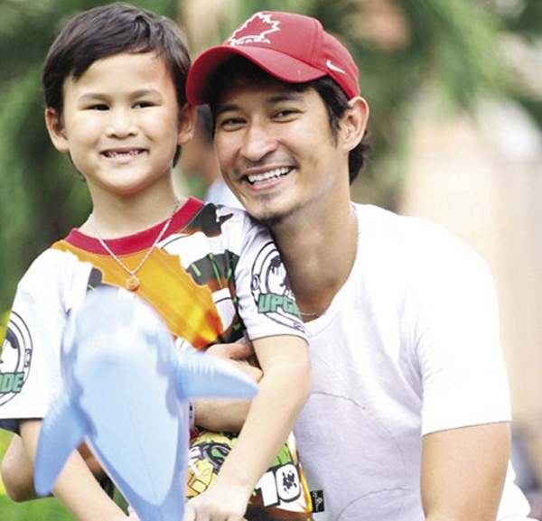 Huy Khánh: 25 tuổi. Sau mối tình không thành với “ngọc nữ” Tăng Thanh Hà, Huy Khánh kết hôn với doanh nhân hơn tuổi Hoàng Anh vào năm 2005 gây xôn xao dư luận vì cô dâu được coi như 