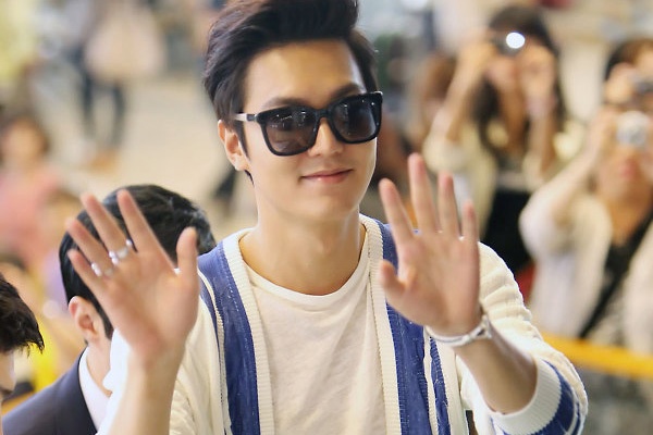 Lee Min Ho bui phui, dien trai o san bay hinh anh