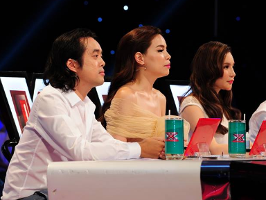 Giam khao X Factor mang trung ga len ghe nong hinh anh
