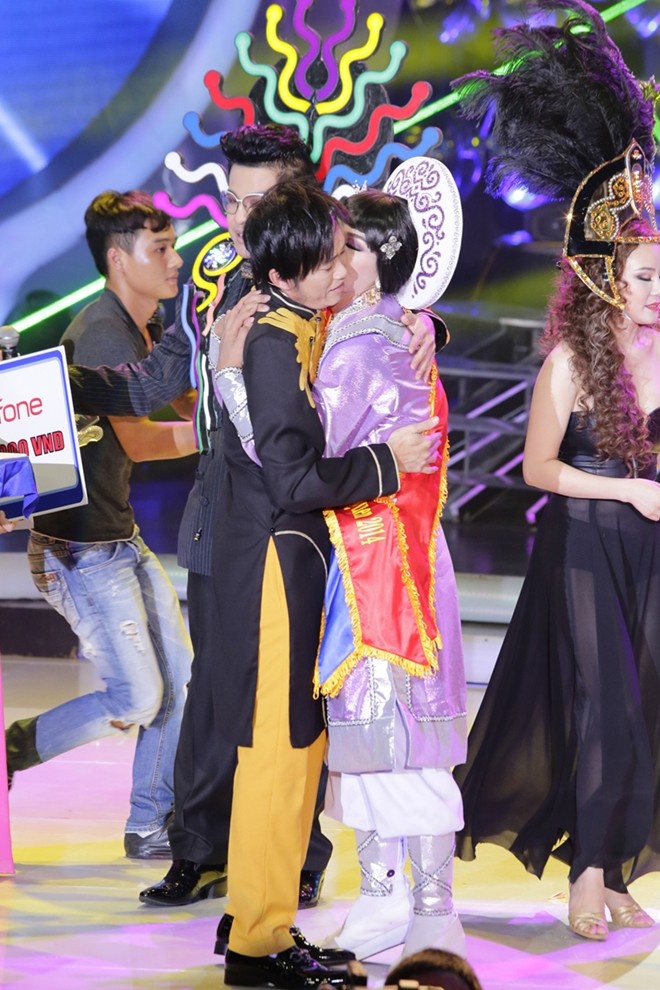 Hoài Linh lên sân khấu trao cúp cho Hoài Lâm trong chương trình Gương mặt thân quen.